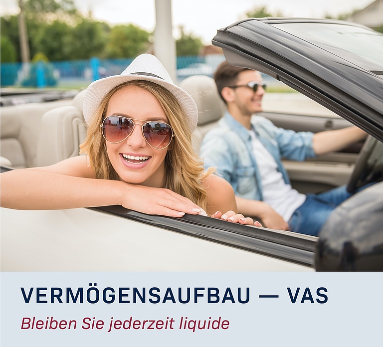 Paar im Cabrio genießt finanzielle Freiheit