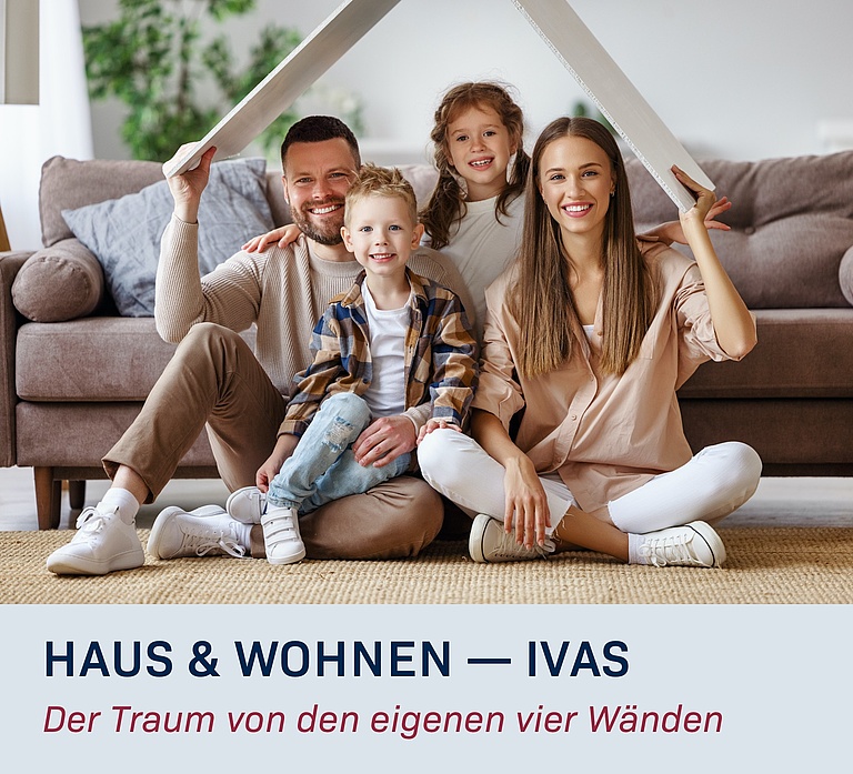 Junge Familie bei Immobilienplanung und Baufinanzierung
