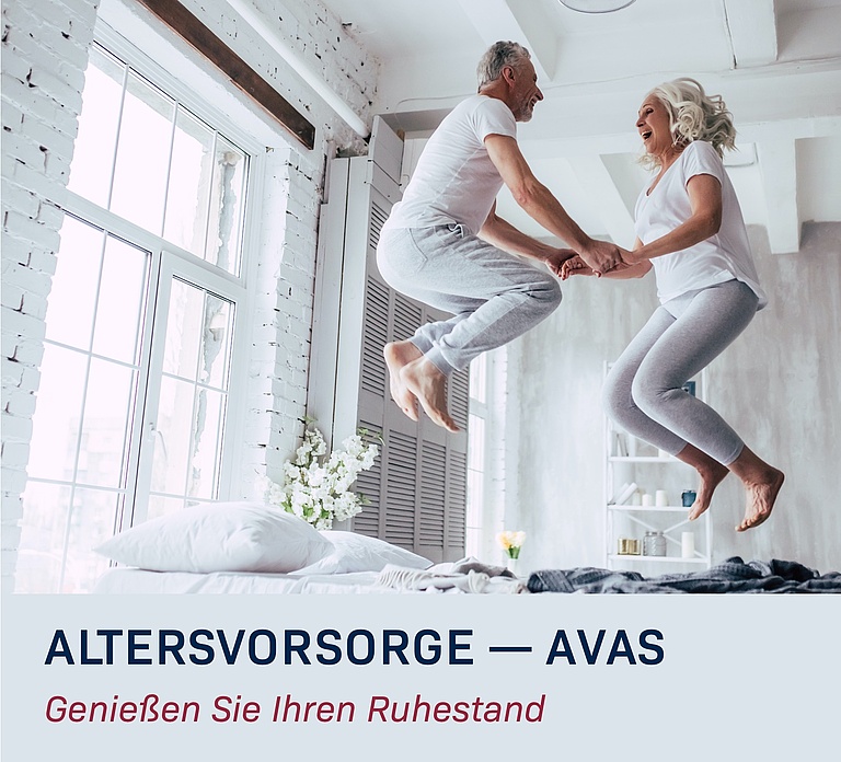 Rentnerpaar freut sich springend auf dem Bett über Altersvorsorge