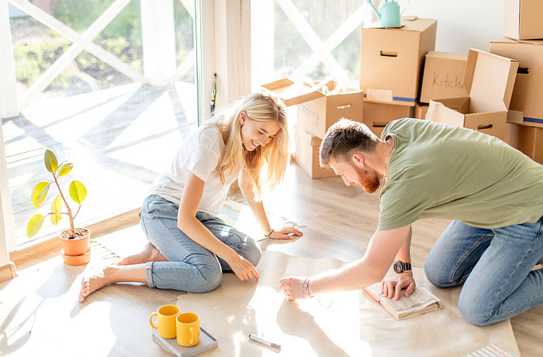 Junges Paar bei Immobilienplanung 