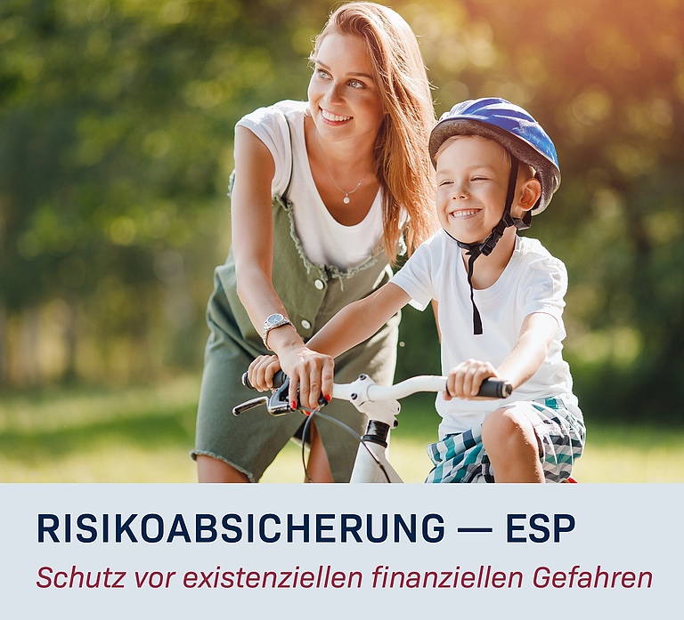 sorglose Mutter mit Kind mit Risikoabsicherung